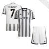 9831 PACK JUVENTUS VLAHOVIC DOMICILE. ENSEMBLE ADULTE MAILLOT ET SHORT 2022 2023